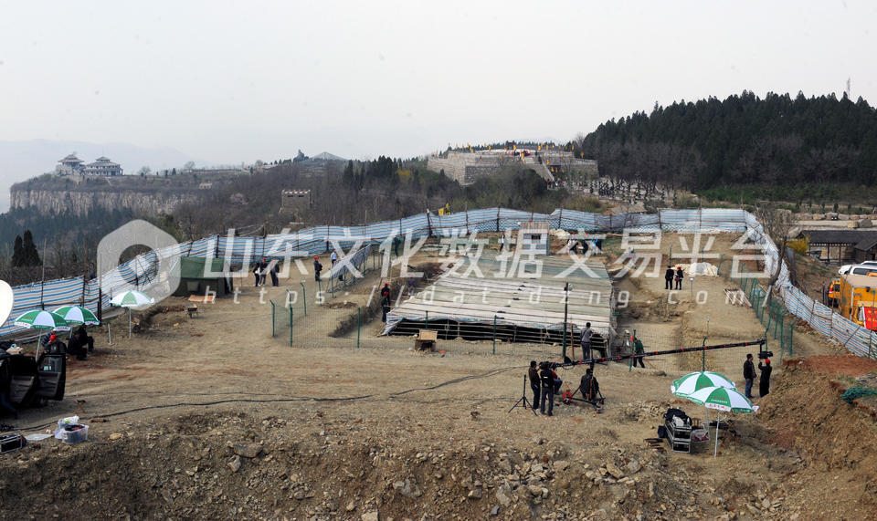 墓葬位于三面峭壁的纪王崮顶