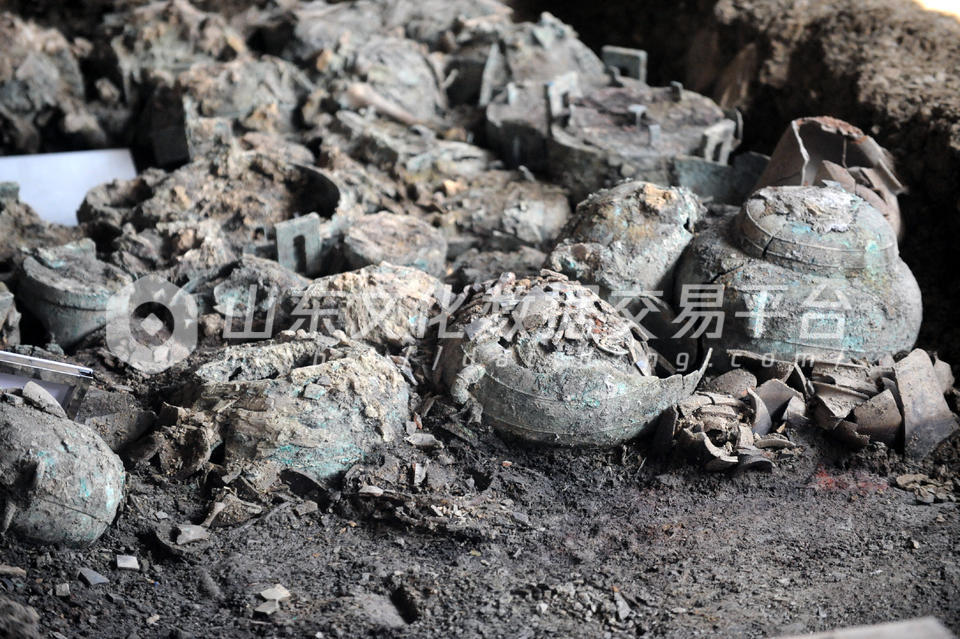 南边箱成组的礼器、有铜鼎、铜鬲、铜簠、铜罍可反映墓主人的规格和社会身份