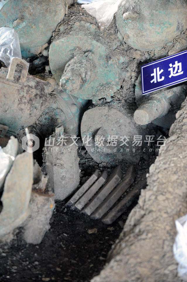 北边箱内錞于、钟、石磬叠放成一堆。