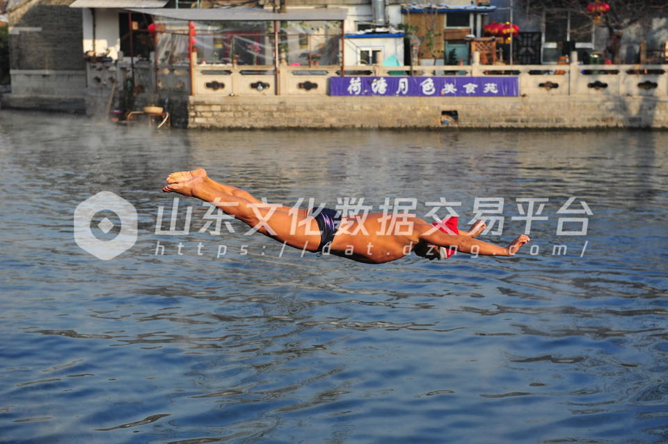 跳水迎接圣诞