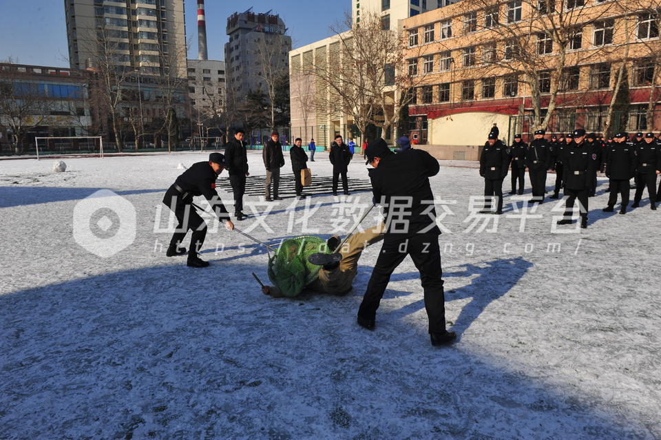 校园安保力量举行防暴演练