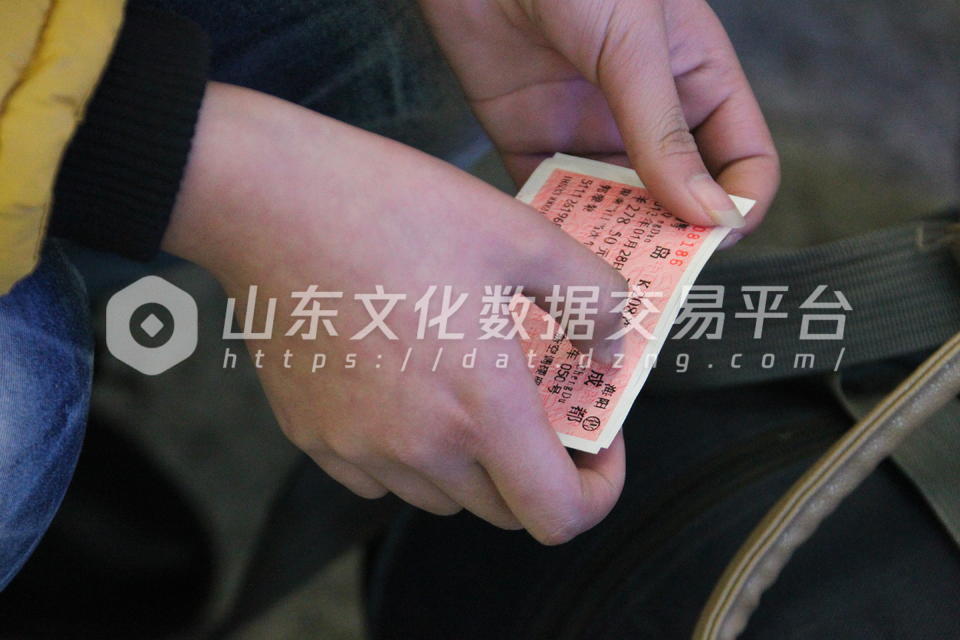 外来打工人紧抓着车票等候进站