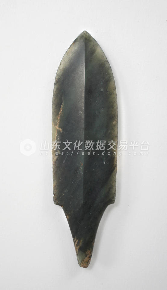 西朱封遗址出土玉矛