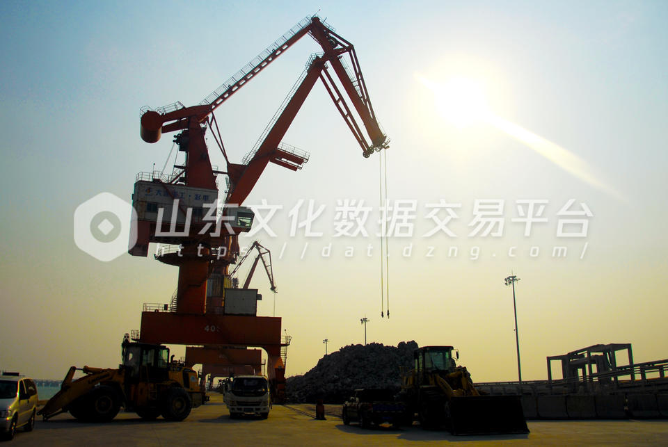 起重机吊装一批淄博企业用的陶土