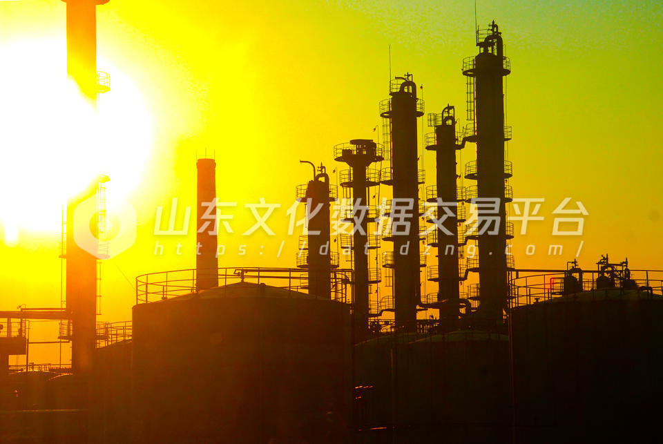 石油化工产业园沐浴在夕阳余晖中