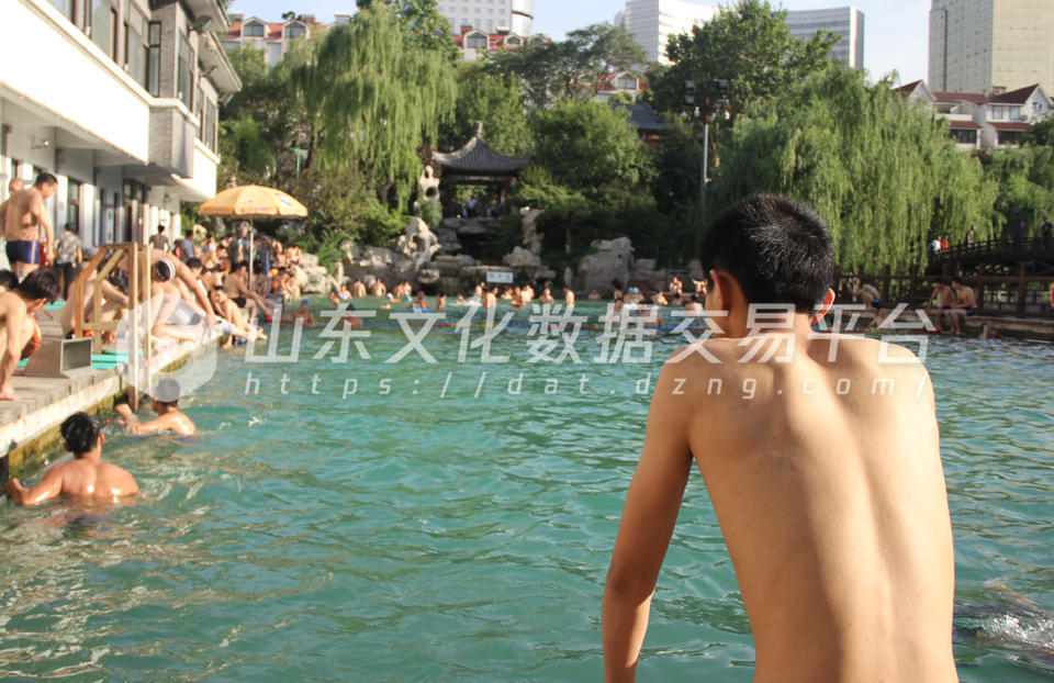 黑虎泉边的泉水浴场