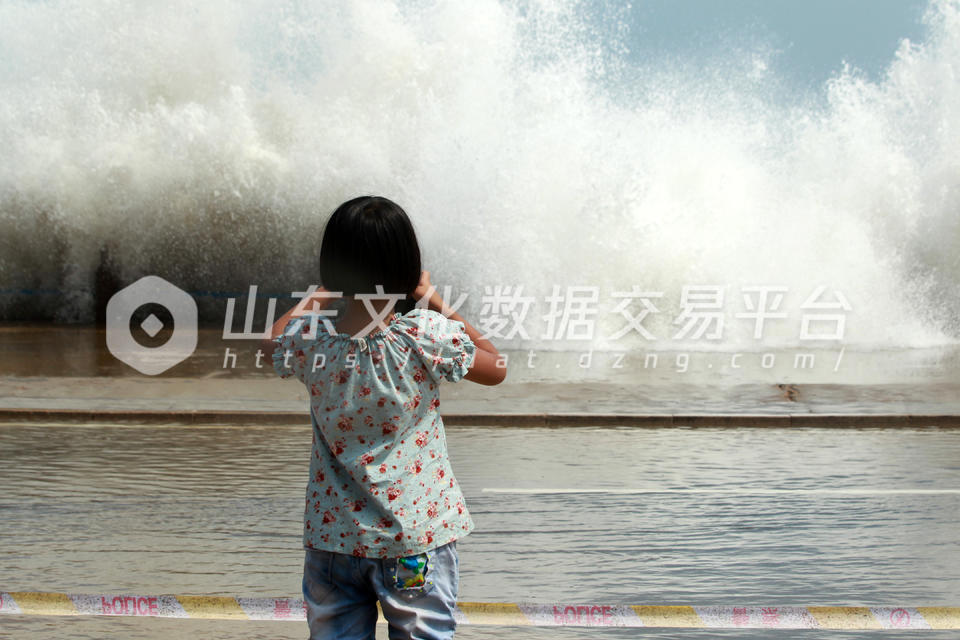 澳门路拍照的孩子