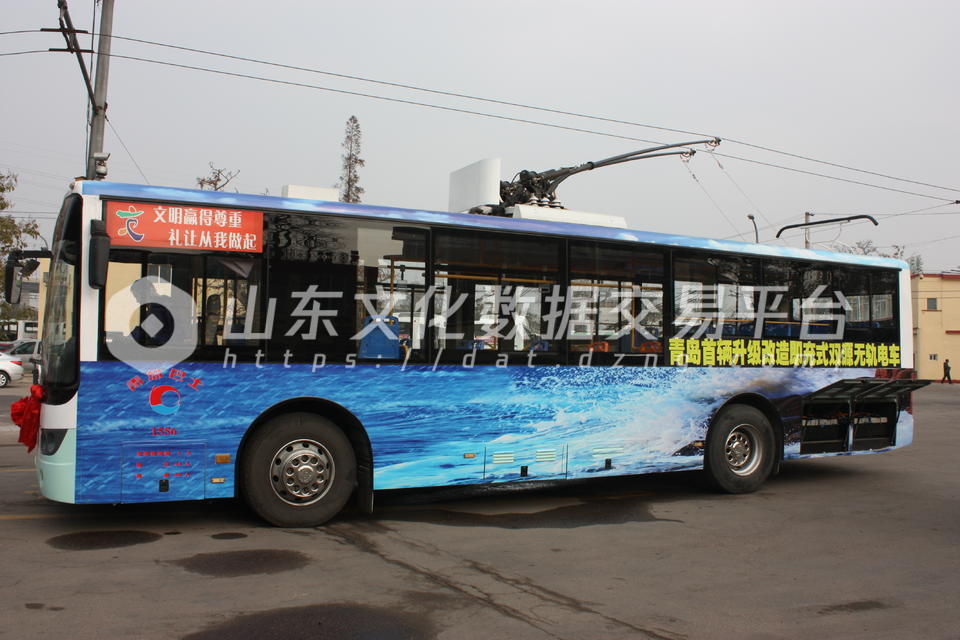 青岛首辆升级改造即充式双源无轨电车