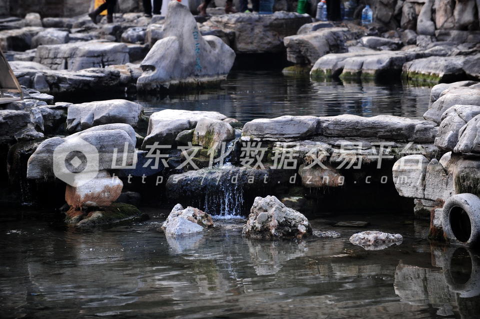 白石泉仅留下一绺泉水溢出