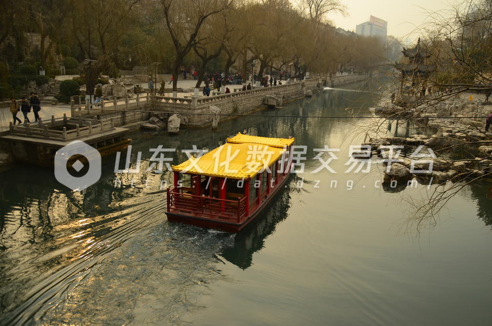 护城河游船