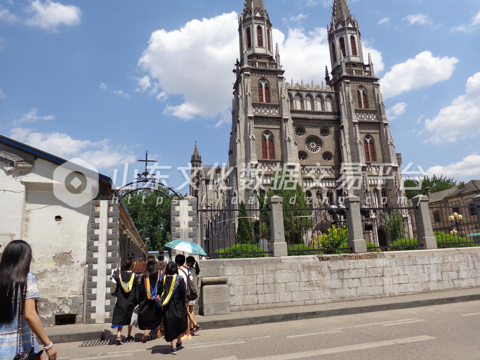 市民进入教堂参观