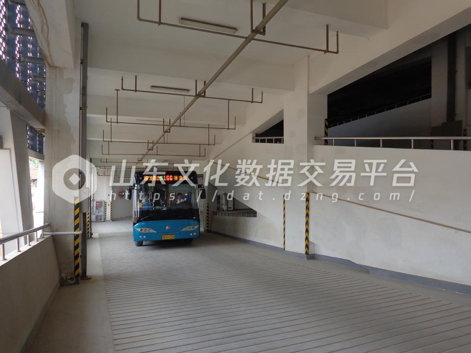 这是省城首座立体公交停车场