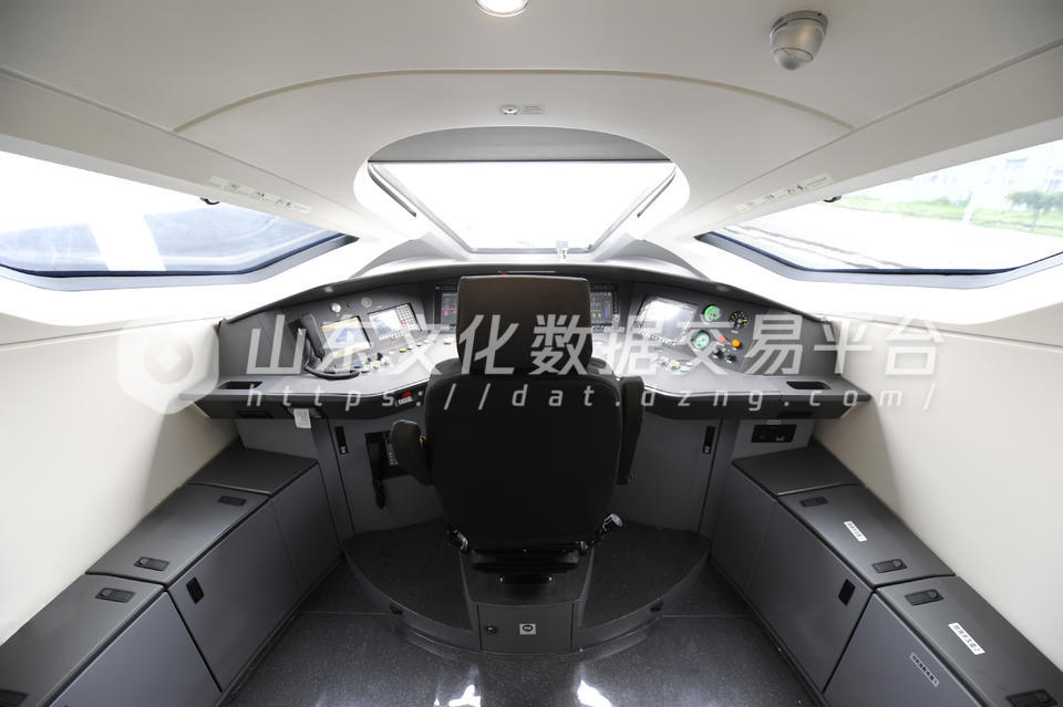高铁司机室