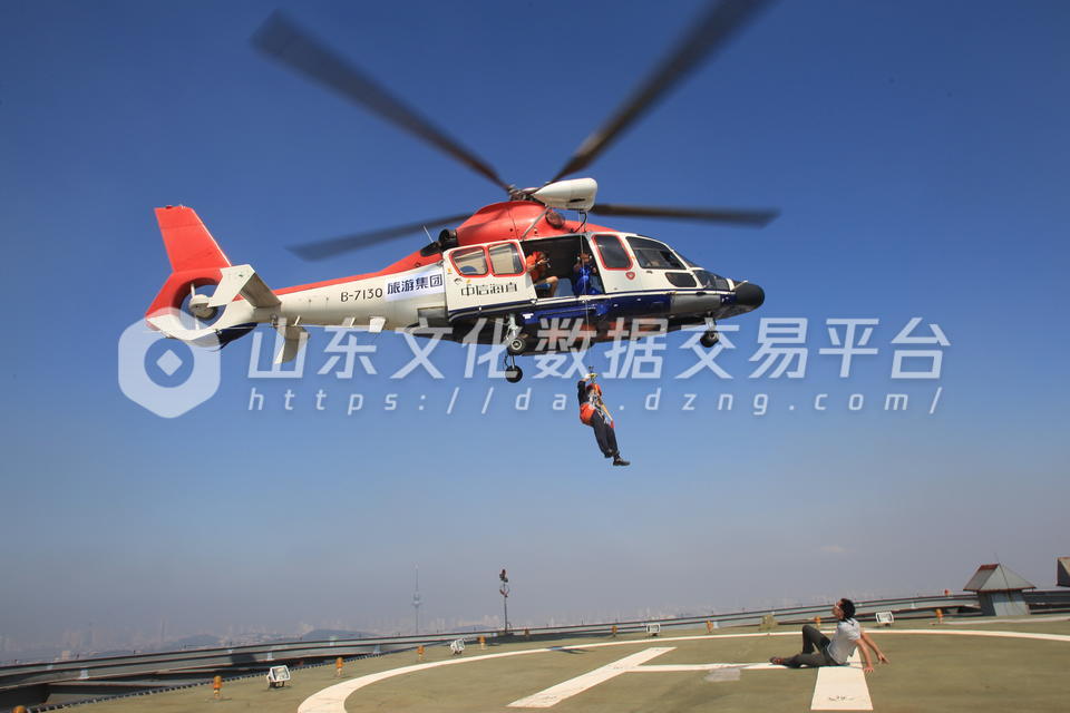 直升机准备就救助“伤员”