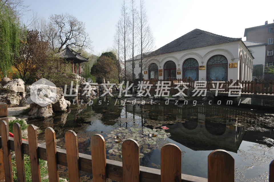 何家花园临水方亭和假山