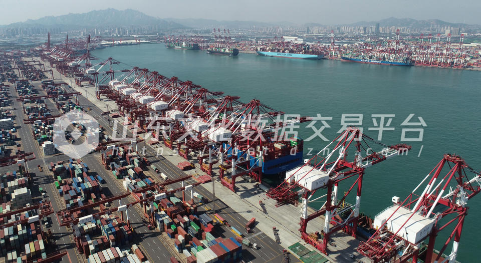 多艘巨型外贸货船在装卸货物