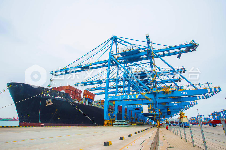 青岛港自动化码头作业现场