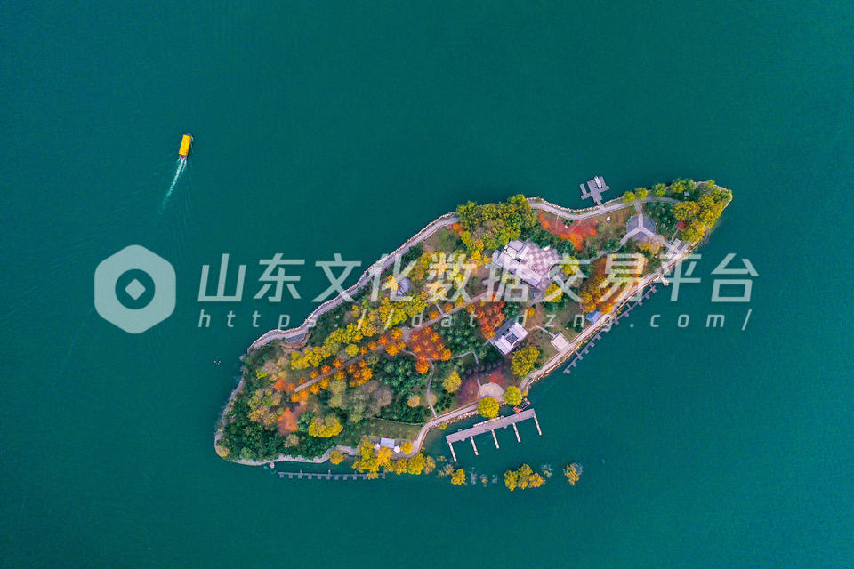 俯瞰大海中的小岛