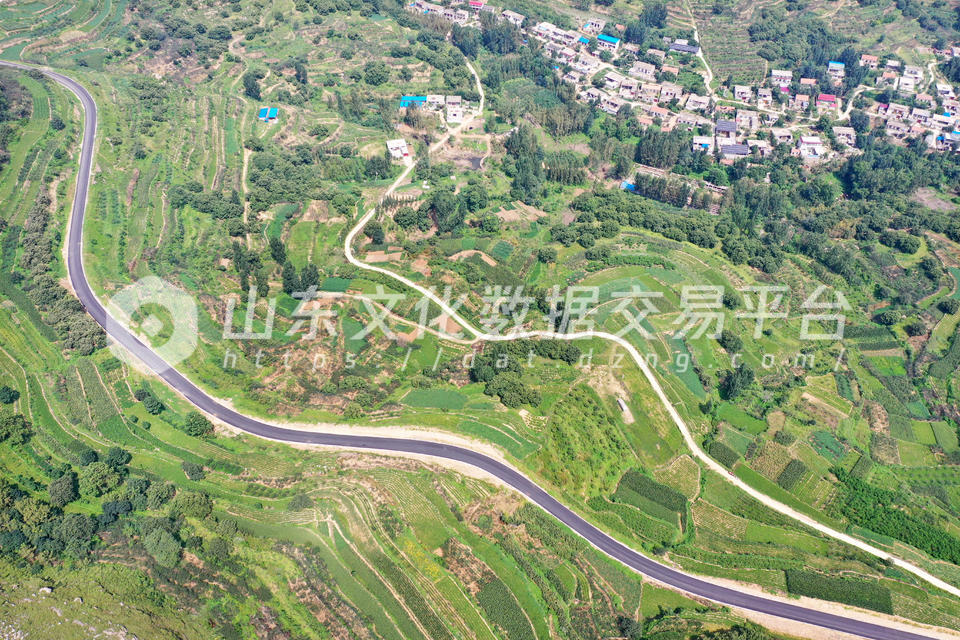 初秋山村景如画