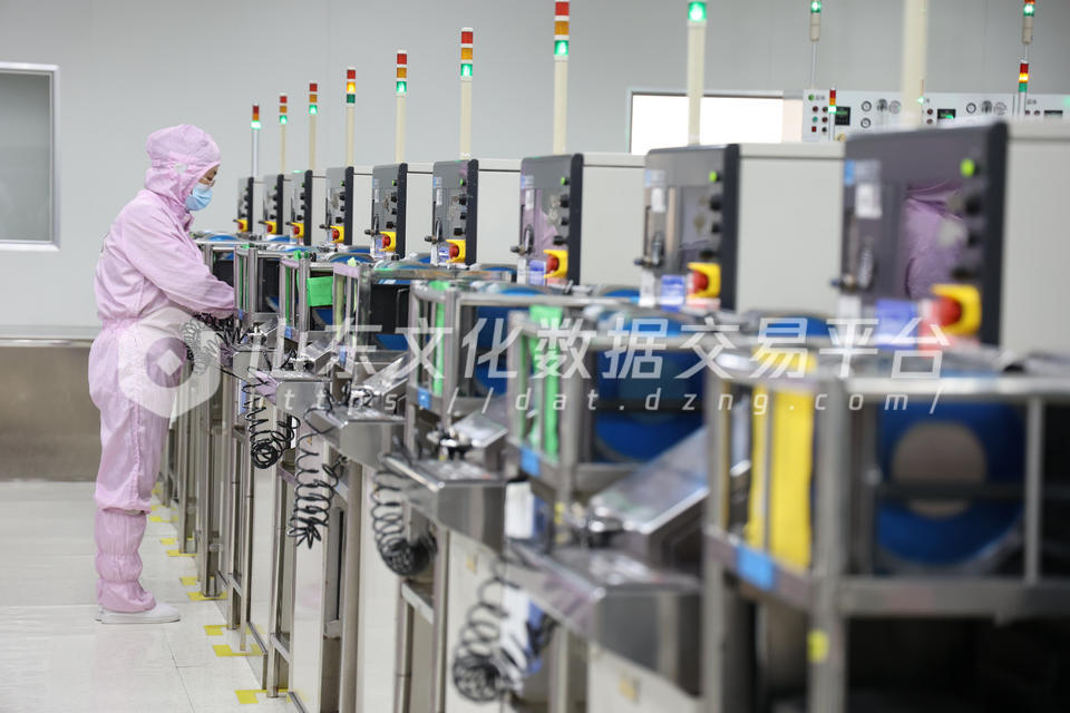 工人进行芯片切割