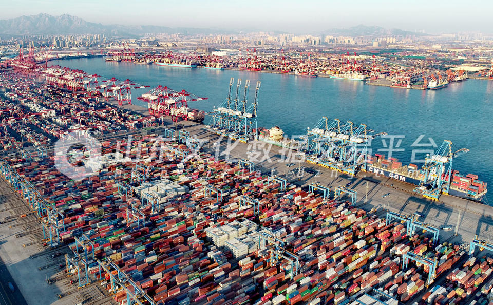 山东港口青岛港前湾集装箱码头一派繁忙
