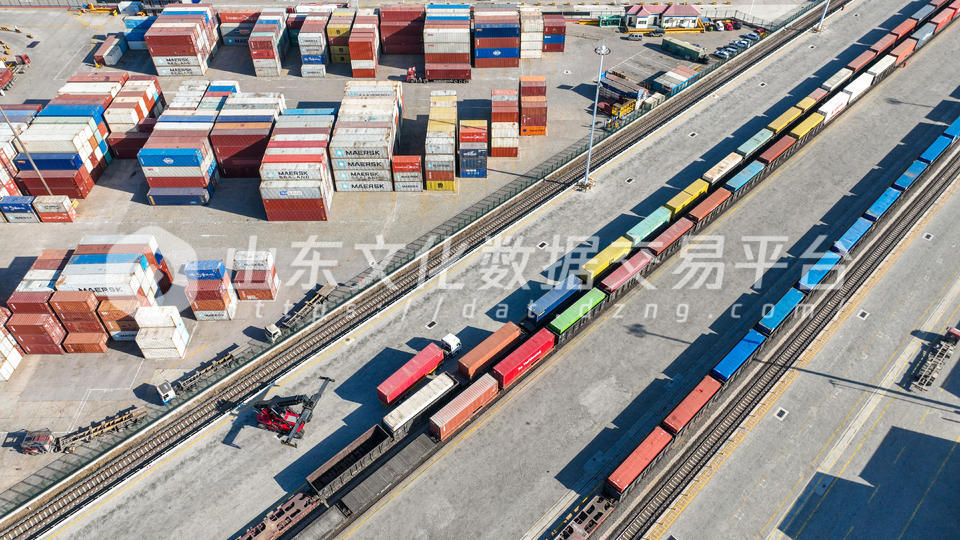 青岛港海铁联运集装箱转运场
