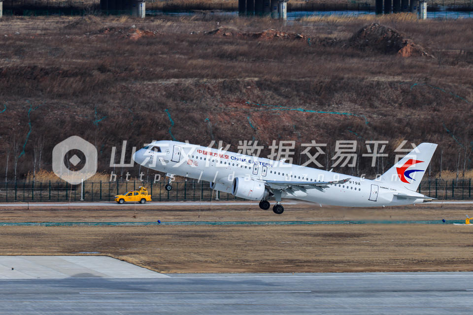 青岛机场起飞的C919
