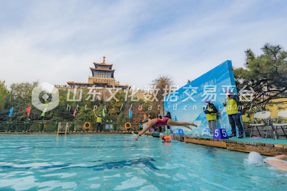 冬泳打开济南的冬天