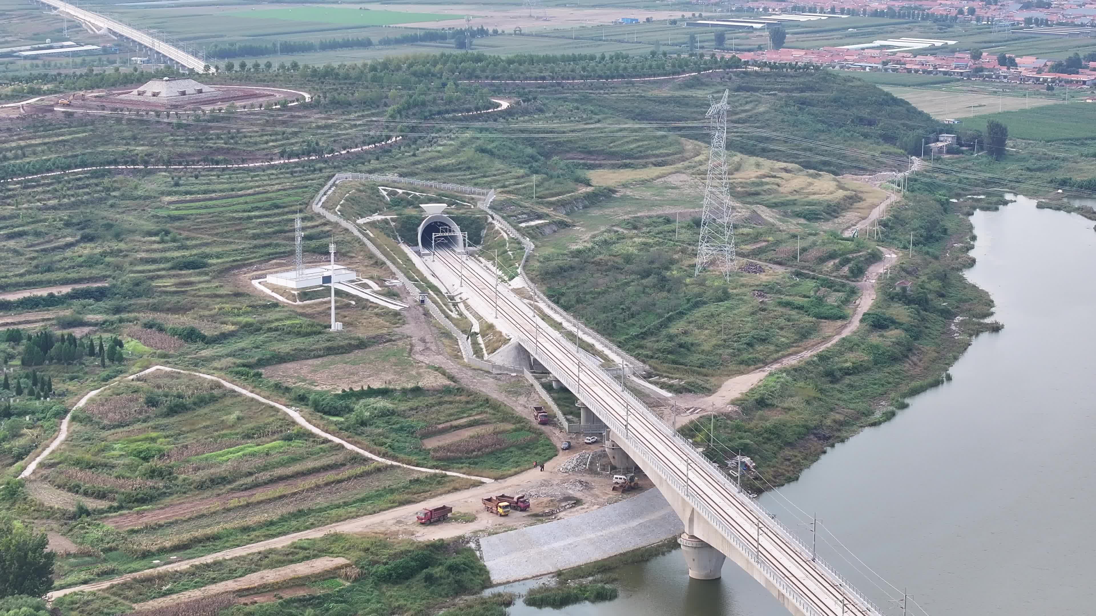 铁路大桥穿过隧道