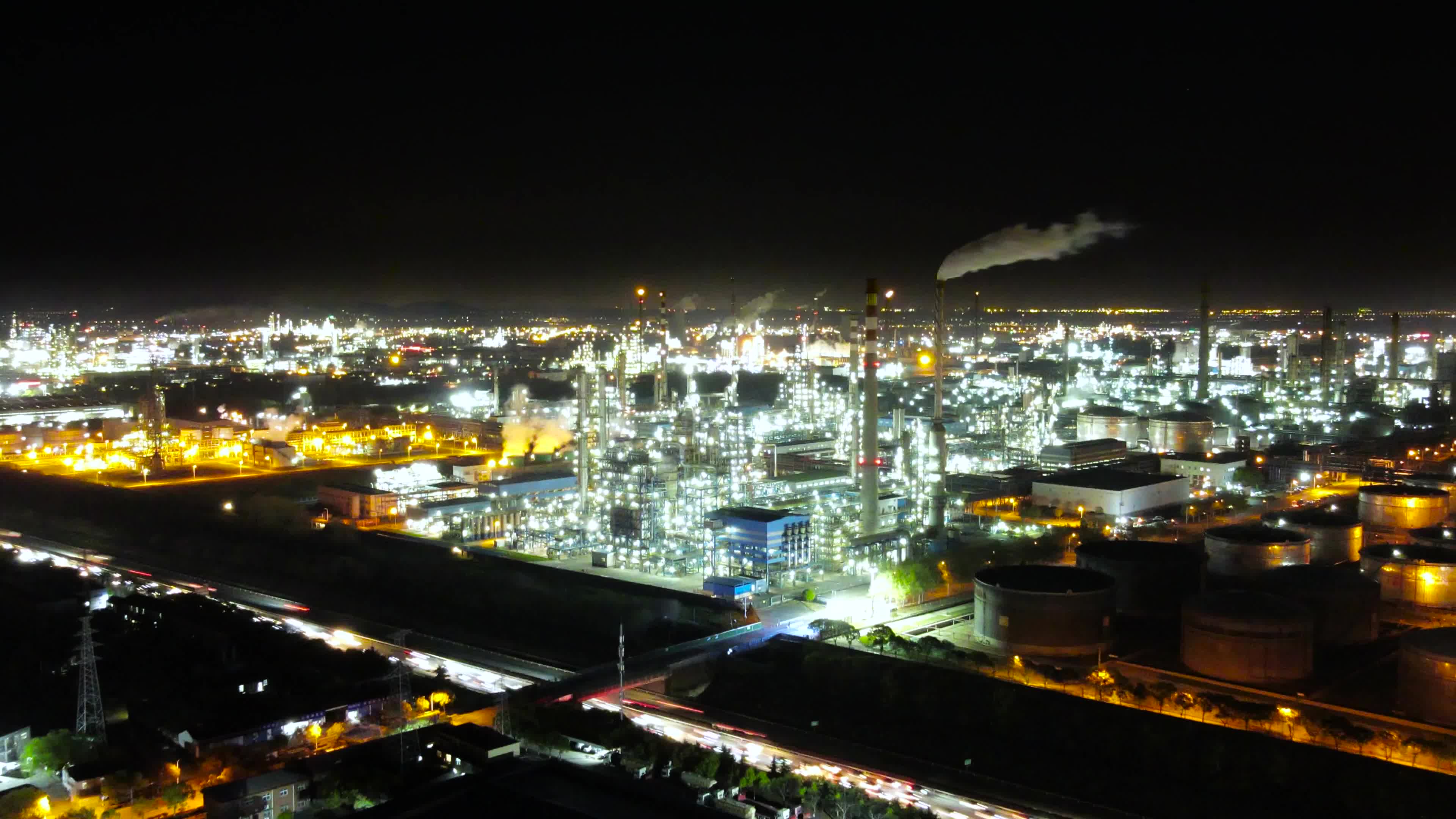 夜晚的化工厂生产