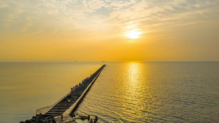 东营黄河入海口的海上日出 东营黄河入海口的海上日出