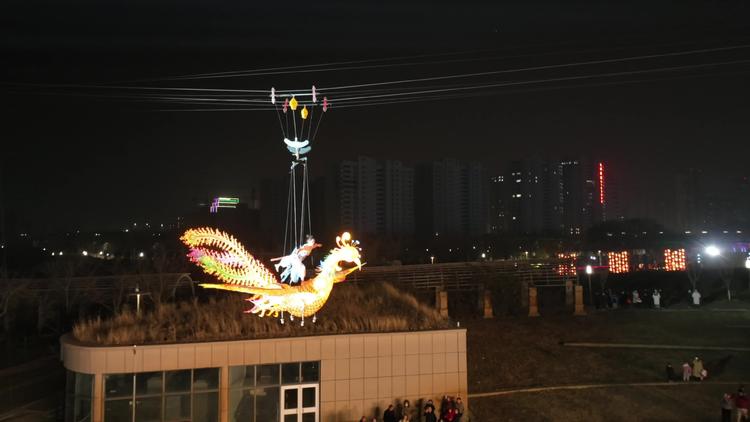 凤凰飞天灯光秀惊艳上演 凤凰飞天灯光秀惊艳上演