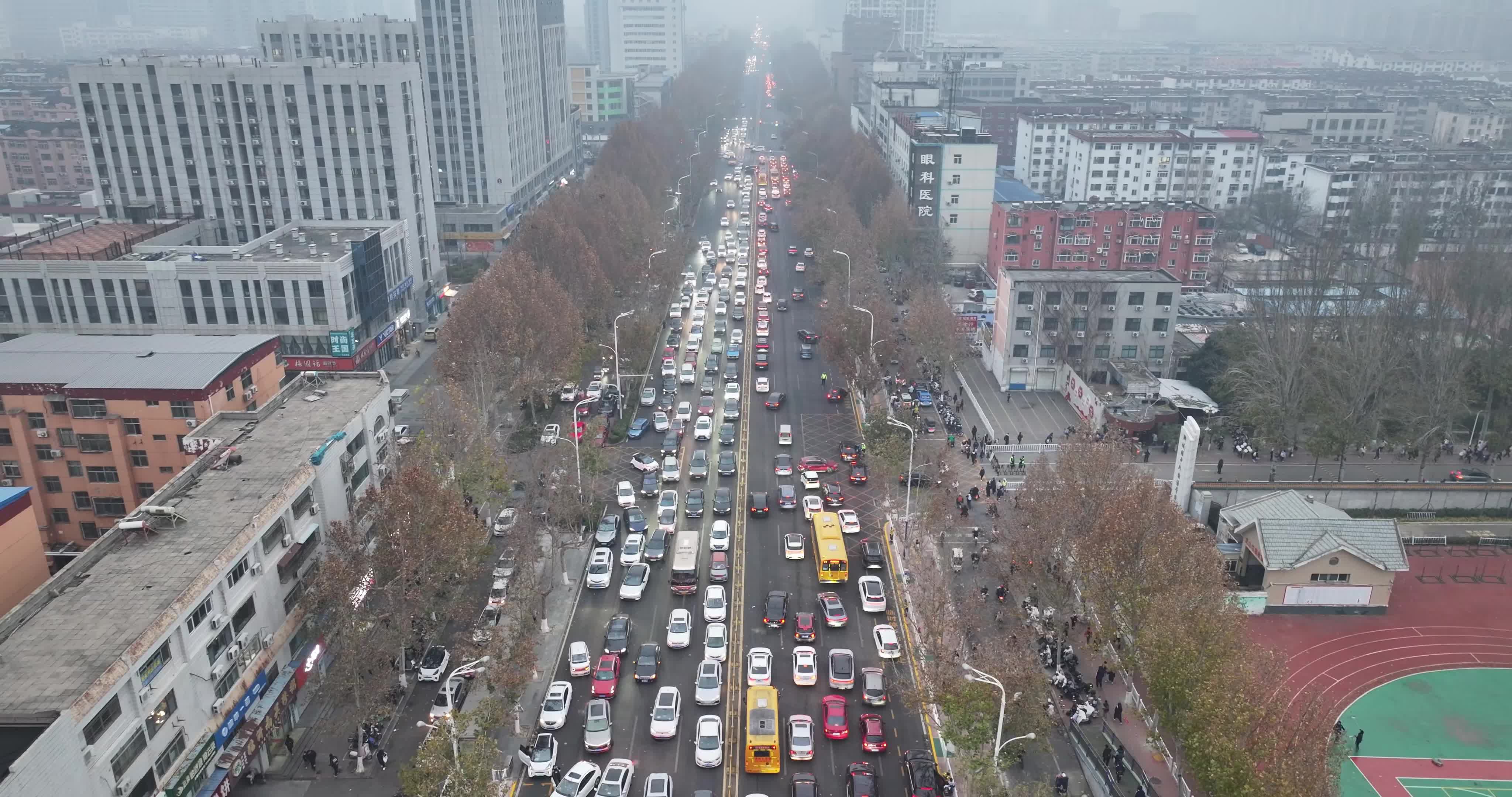 航拍早高峰城市车流