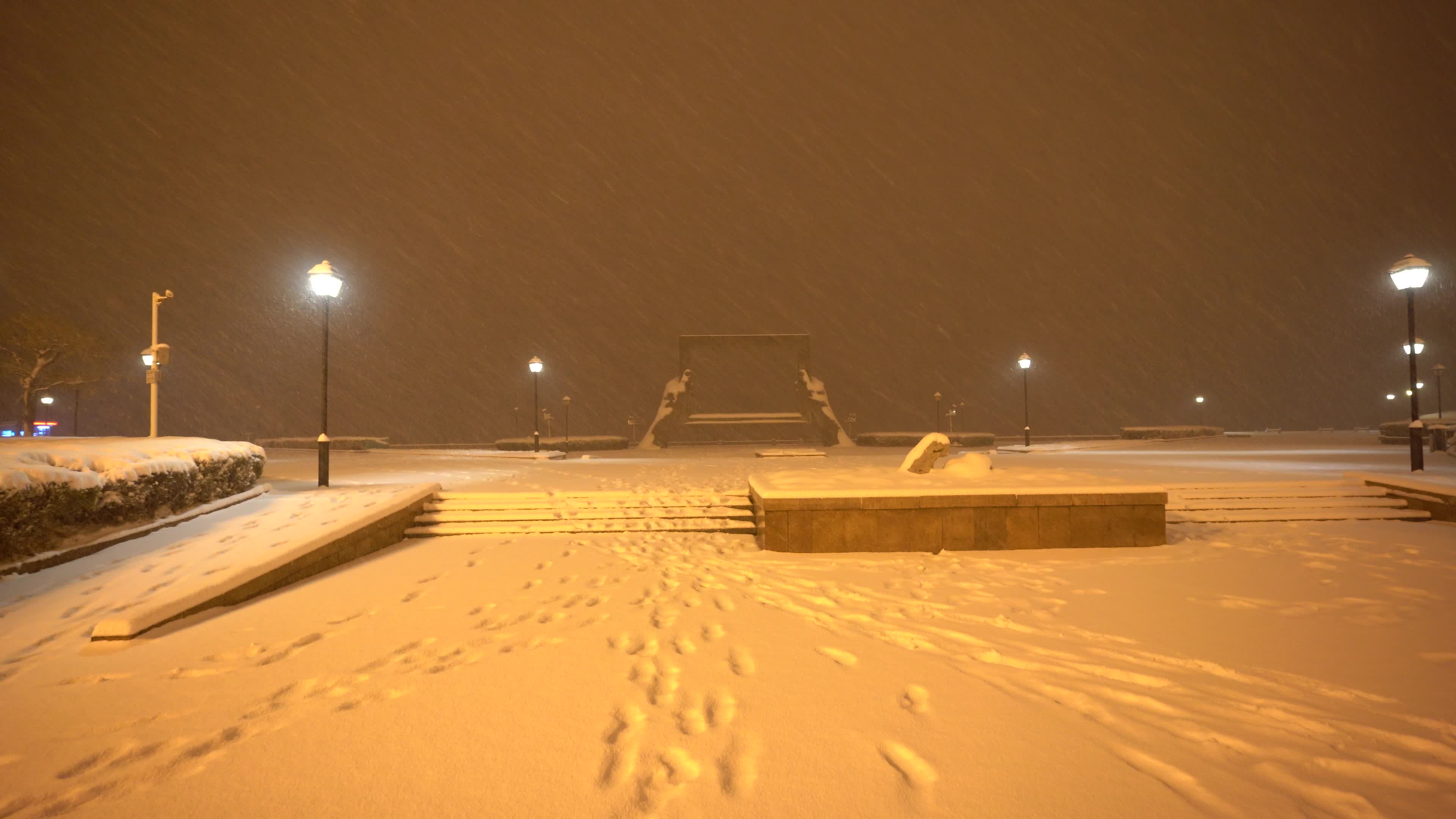 威海大相框夜晚暴雪