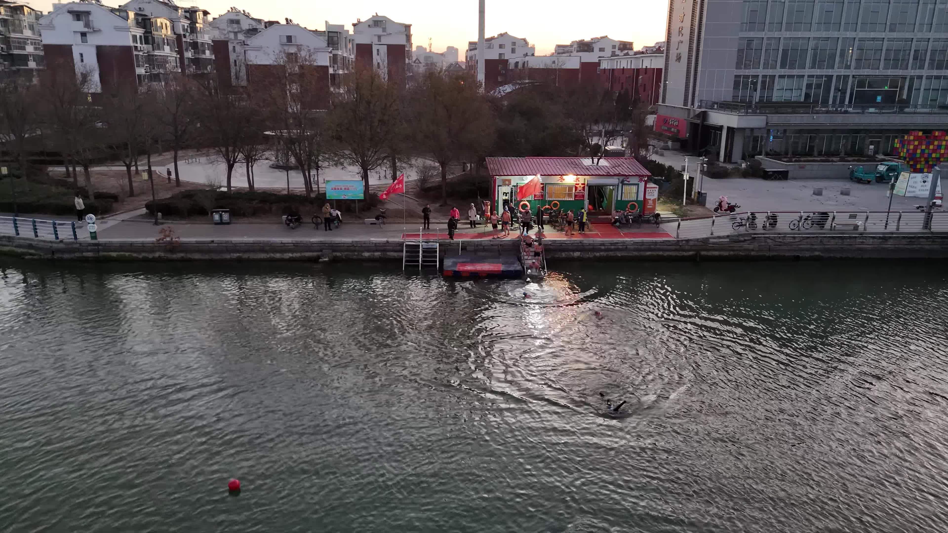 航拍晨起东昌湖冬泳场面