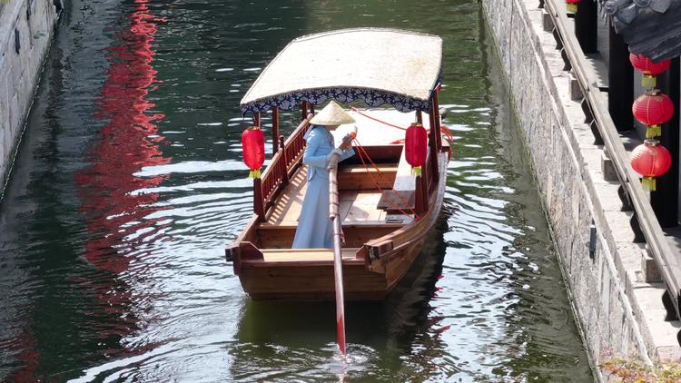 台儿庄古城内摇橹船 台儿庄古城内摇橹船