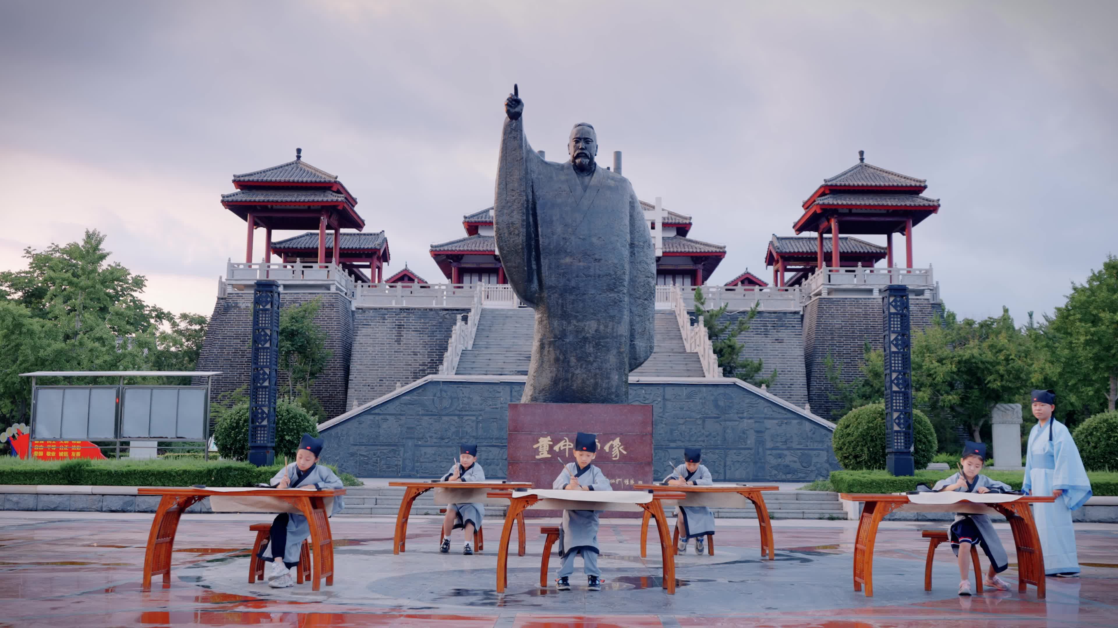 德州董子读书台前练习书法