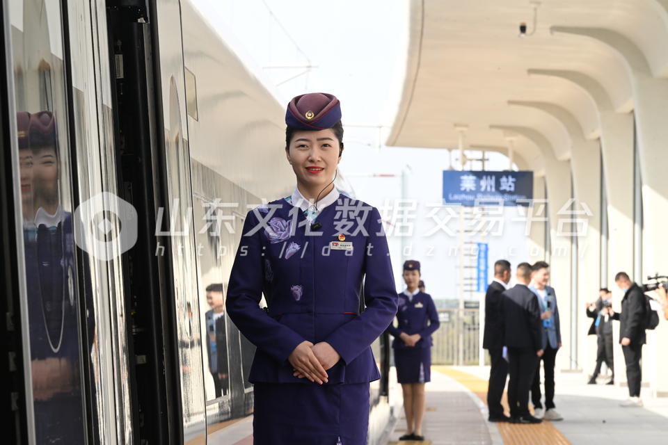 2024年10月21日潍烟高铁开通，莱州站的首发列车