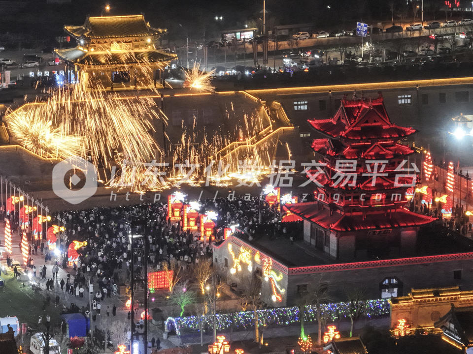 春节水浒好汉城打铁花