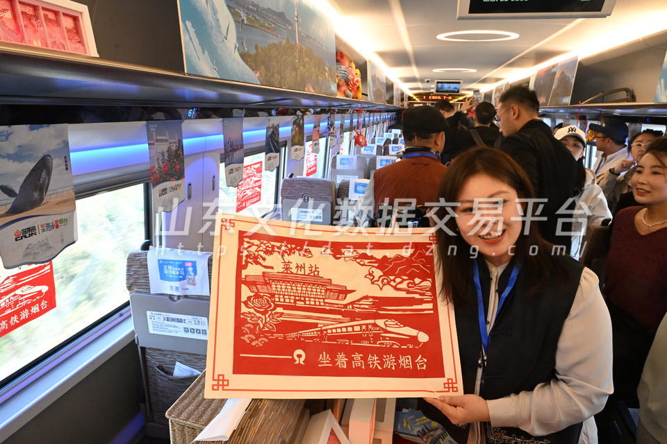 2024潍烟高铁开通，车厢内热闹的景象