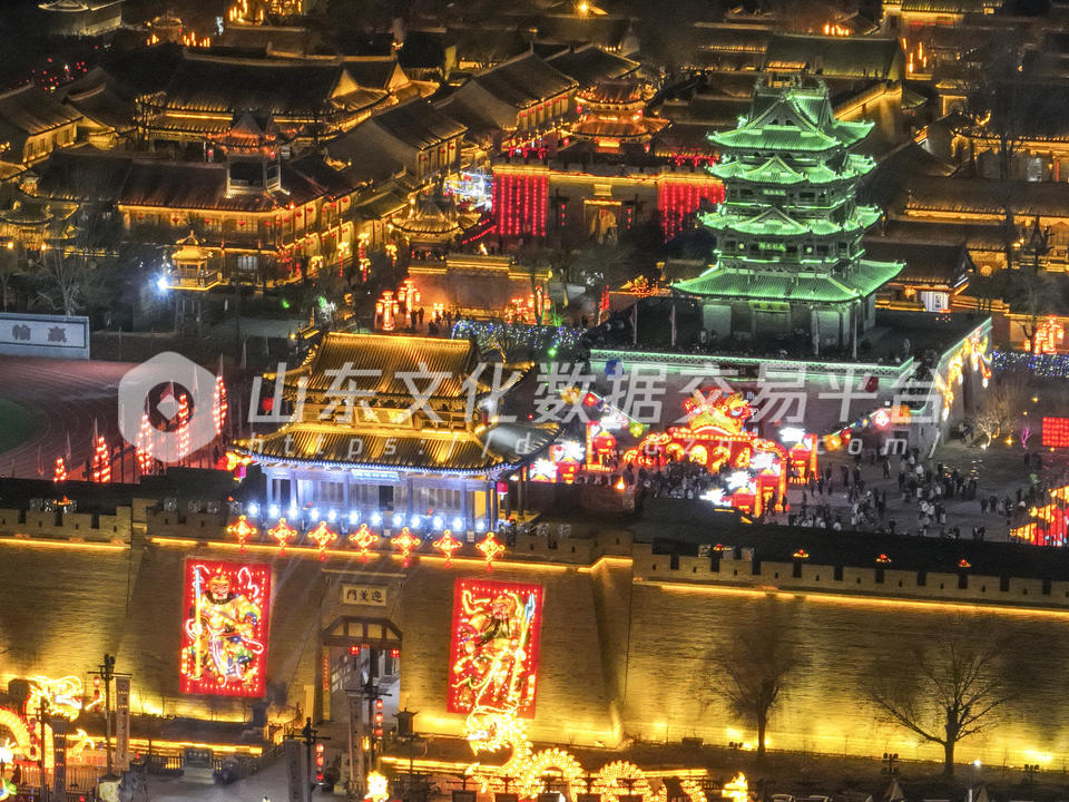 菏泽郓城“水浒好汉城”打铁花