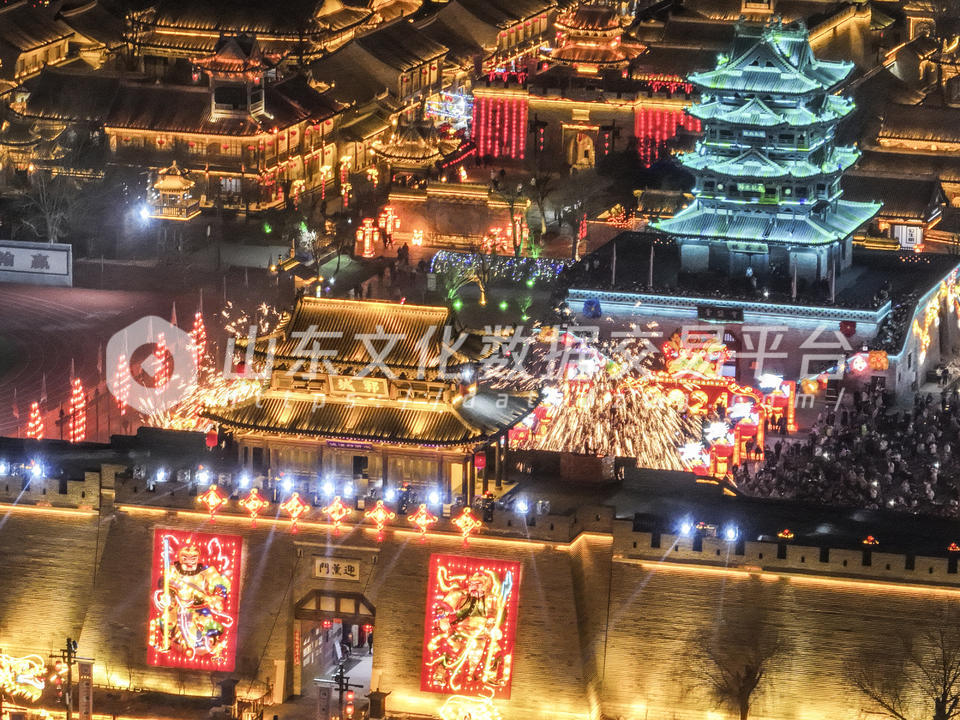 菏泽郓城“水浒好汉城”打铁花