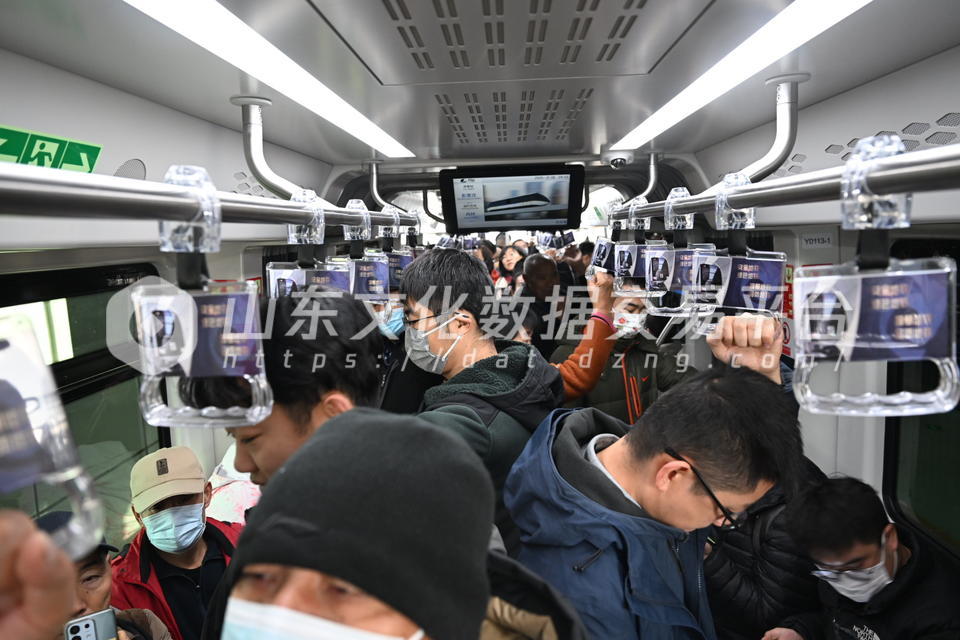 济南云巴列车内的乘坐场景