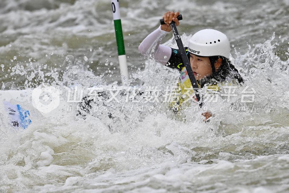 山东队员任烨在女子皮划艇激流回旋比赛中奋力拼搏