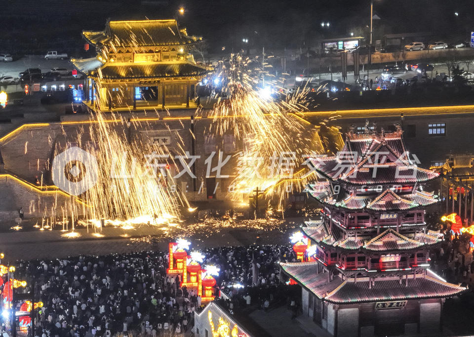 航拍菏泽郓城“水浒好汉城”打铁花
