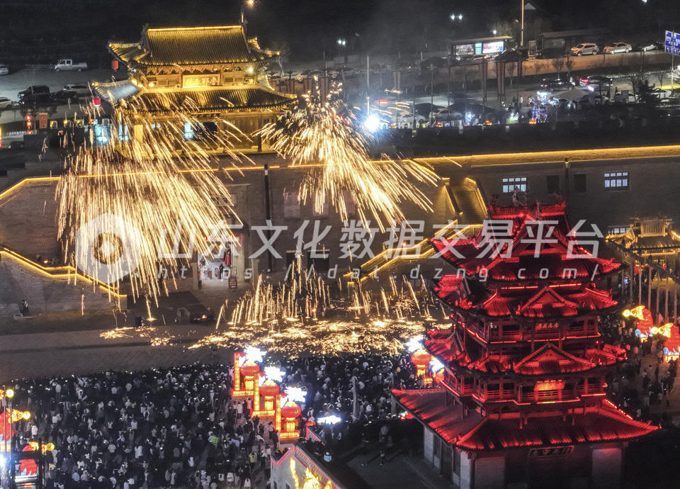 航拍菏泽郓城“水浒好汉城”打铁花