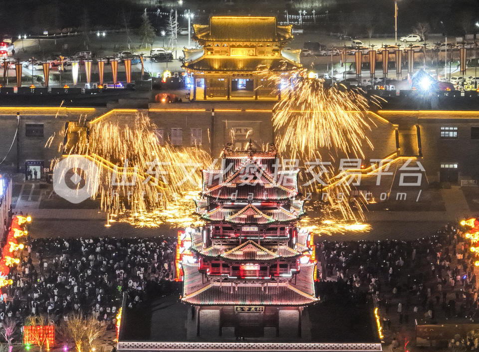 航拍菏泽郓城“水浒好汉城”打铁花