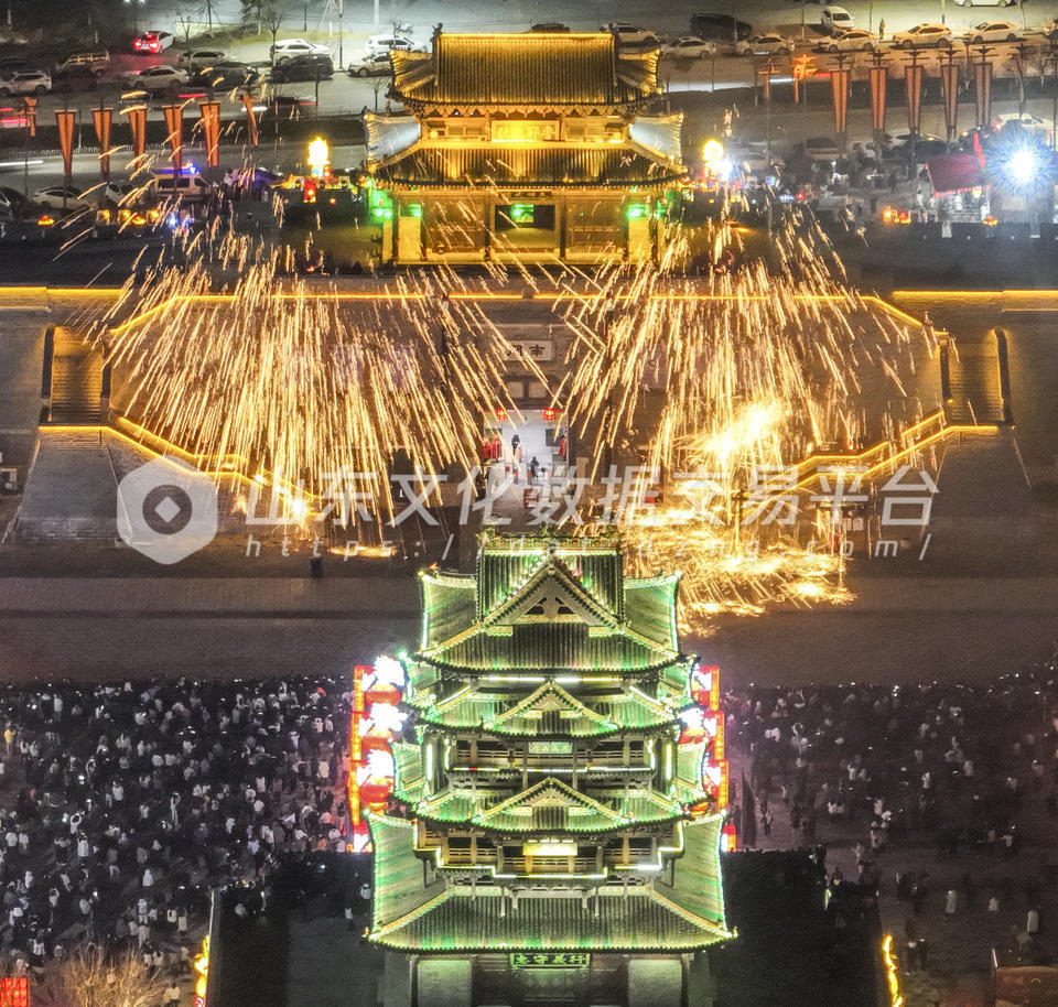 春节水浒好汉城打铁花