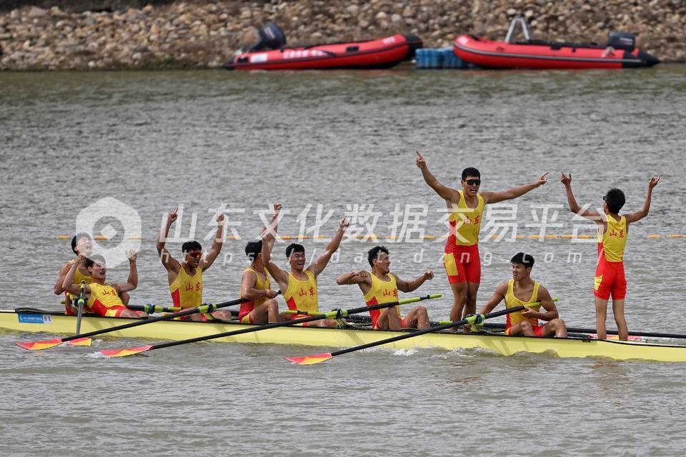 十五运赛艇男子八人单桨有舵手比赛，山东队强势夺冠。