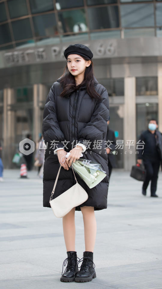 济南恒隆广场身着黑色羽绒服的时尚女性